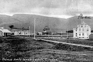 Bygningene på skolen ved oppstart. Bildet er trolig fra sommeren 1914 . Postkort